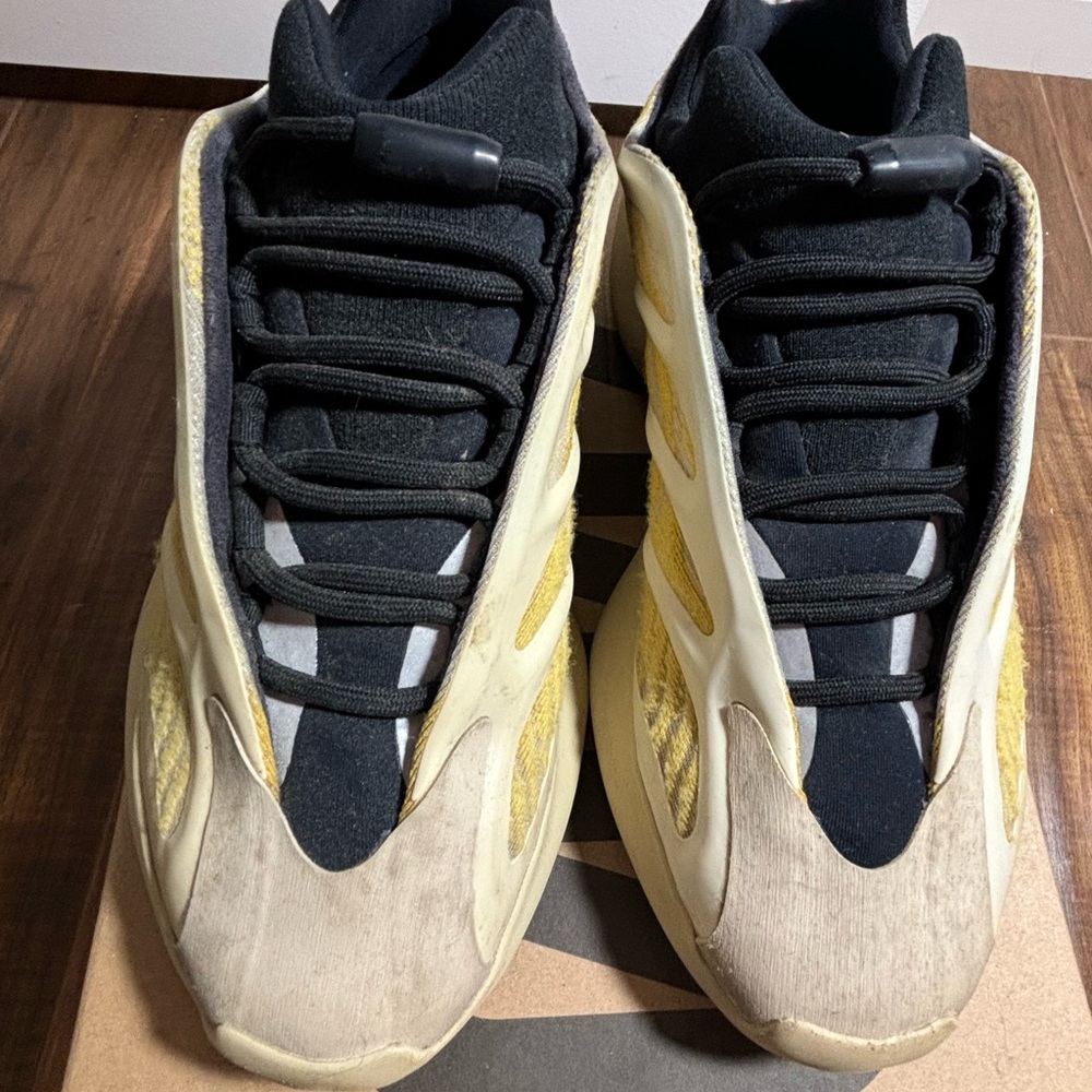 Yeezy 700 v3 Safflower mens size 6.5 women’s 8.5